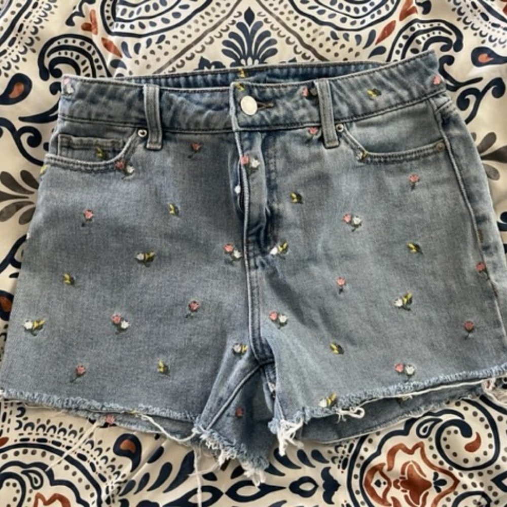 Floral embroidered shorts